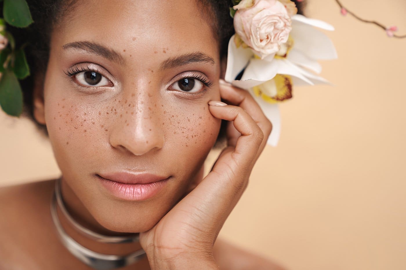 Taches de rousseur semi-permanentes : Succombez au look solaire 1 Taches de rousseur sur peau mate