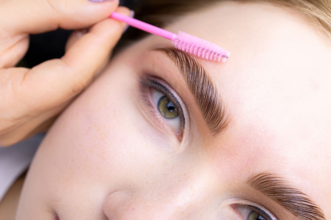 Brow lift : La méthode naturelle pour obtenir des sourcils rehaussés, épais et structurés 2 Brow Lift technique