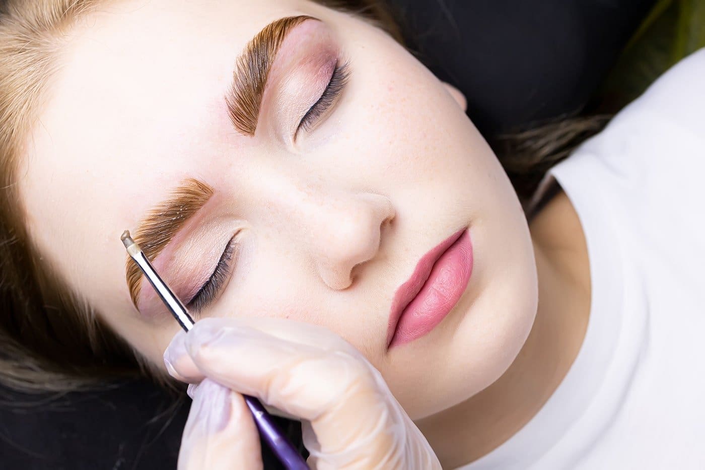 Brow lift : La méthode naturelle pour obtenir des sourcils rehaussés, épais et structurés 1 brow Lift prestation